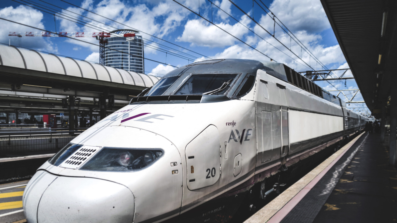 Un tren de RENFE (Red Nacional de Ferrocarriles Españoles) estacionado en la estación de tren Lyon Part Dieu, en Lyon, el 6 de julio de 2023. (Foto de OLIVIER CHASSIGNOLE/AFP via Getty Images)