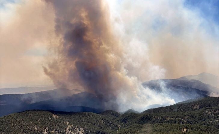 Esta imagen proporcionada por el Servicio Forestal del USDA muestra el Alexander Mountain Fire cerca de Loveland, Colorado, martes, 30 de julio de 2024. (Jason Sieg/Servicio Forestal del USDA vía AP)