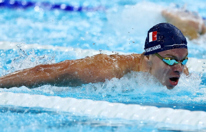 Leon Marchand, de Francia, en acción en la final masculina de 200 metros mariposa en el Paris La Defense Arena de Nanterre, Francia, el 31 de julio de 2024. (lei Marcelino/Reuters)
