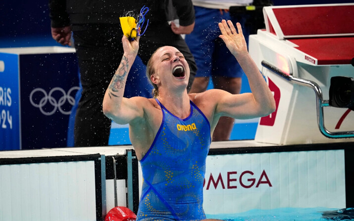 Sarah Sjoestroem, de Suecia, celebra tras ganar la final femenina de 100 metros libres en los Juegos Olímpicos de Verano de 2024, el miércoles 31 de julio de 2024, en Nanterre, Francia. (AP/Petr David Josek)