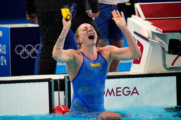 Sarah Sjoestroem, de Suecia, celebra tras ganar la final femenina de 100 metros libres en los Juegos Olímpicos de Verano de 2024, el miércoles 31 de julio de 2024, en Nanterre, Francia. (AP/Petr David Josek)