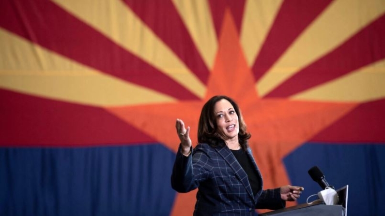 La entonces candidata a la vicepresidencia Kamala Harris habla a sus partidarios delante de una bandera del estado de Arizona en un acto en Phoenix el 8 de octubre de 2020. (Brendan Smialowski/AFP vía Getty Images)