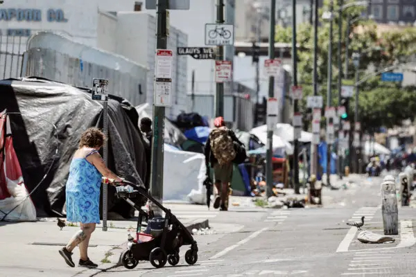 Un campamento de personas sin hogar en la comunidad de Skid Row, en Los Ángeles, el 28 de junio de 2024. (Mario Tama/Getty Images)