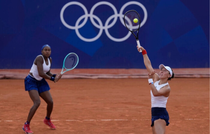 Coco Gauff y Jessica Pegula, de Estados Unidos, juegan contra Linda Noskova y Karolina Muchova, de la República Checa, durante su partido de dobles femenino, en los Juegos Olímpicos de Verano de 2024, en el estadio Roland Garros de París, Francia, el 31 de julio de 2024. (Andy Wong/Foto AP)
