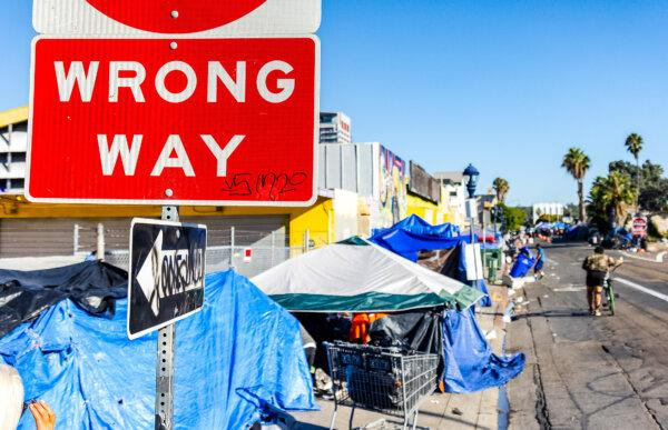 Un campamento de indigentes en San Diego el 4 de octubre de 2023. (John Fredricks/The Epoch Times)