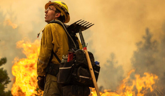 Las llamas se propagaron mientras las cuadrillas provocaban un incendio en el frente este del incendio Park cerca de Chico, California, el 28 de julio de 2024. (David McNew/Getty Images)