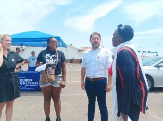 El representante Ruben Gallego (D-Ariz.) y su esposa Kate Gallego hablan con la prensa tras votar en las elecciones primarias demócratas de Arizona el 30 de julio de 2024. (Nathan Worcester/The Epoch Times)