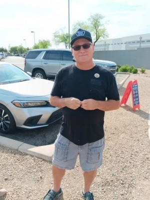 David Murphy, votante independiente, es fotografiado tras depositar su voto en las elecciones primarias republicanas de Arizona el 30 de julio de 2024. (Nathan Worcester/The Epoch Times)