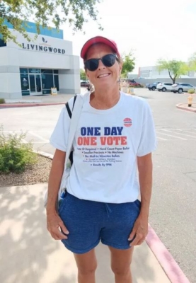 Lisa Barlow, republicana, sonríe tras depositar su voto en las elecciones primarias republicanas de Arizona el 30 de julio de 2024. (Nathan Worcester/The Epoch Times)