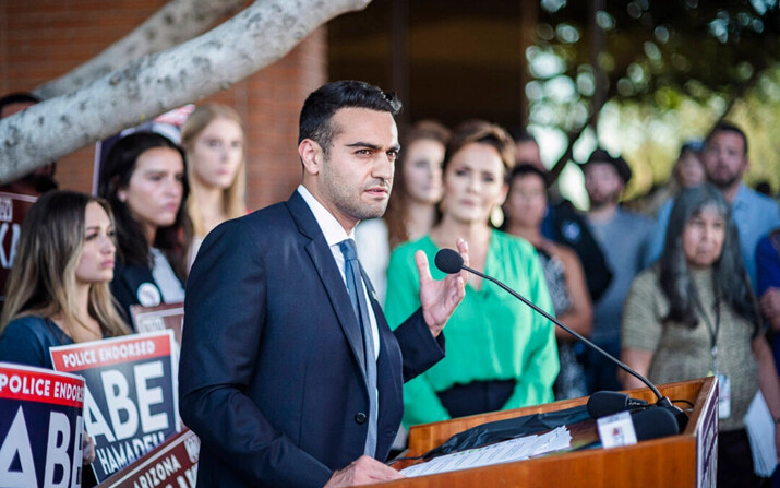 El candidato republicano a fiscal general del estado, Abraham Hamadeh, habla con la prensa en Phoenix, el 27 de octubre de 2022. (Olivier Touron/AFP vía Getty Images)