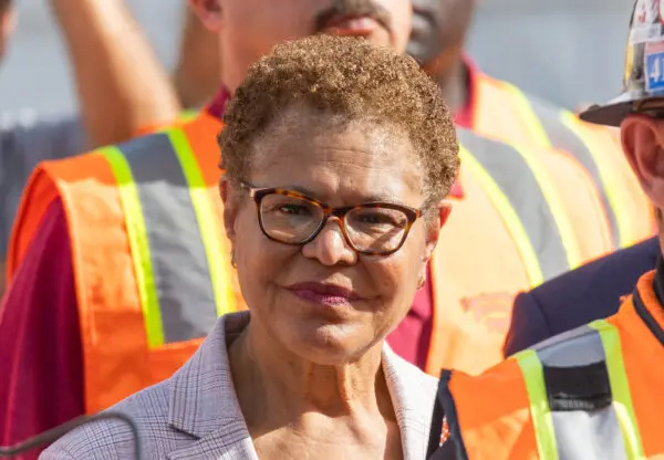 La alcaldesa de Los Ángeles, Karen Bass, habla en Los Ángeles el 30 de enero de 2024. (John Fredricks/The Epoch Times)