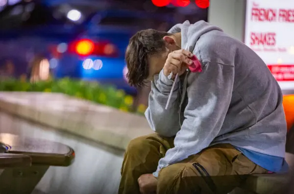 Un hombre drogado con fentanilo en Stanton, California, el 26 de febrero de 2024. (John Fredricks/The Epoch Times)