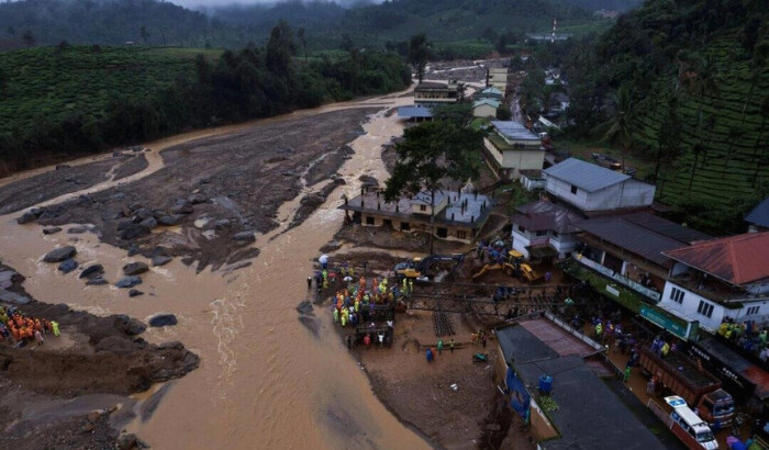 Soldados del ejército indio instalaron un puente prefabricado para las operaciones de rescate a través del río tras los deslizamientos de tierra del martes en Chooralmala, distrito de Wayanad, estado de Kerala, India, el 31 de julio de 2024. (Rafiq Maqbool/AP Foto)