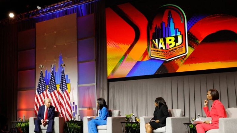 El expresidente y candidato republicano a la presidencia en 2024, Donald Trump, responde a preguntas durante la convención anual de la Asociación Nacional de Periodistas Negros en Chicago el 31 de julio de 2024. (Kamil Krzaczynski/AFP vía Getty Images)