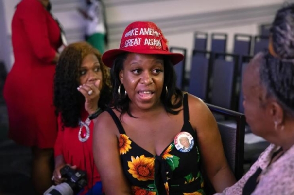 Los invitados a la convención de la Asociación Nacional de Periodistas Negros comienzan a llegar para una sesión de preguntas y respuestas con el candidato presidencial republicano, el expresidente Donald Trump, en Chicago, el 31 de julio de 2024. (Scott Olson/Getty Images)