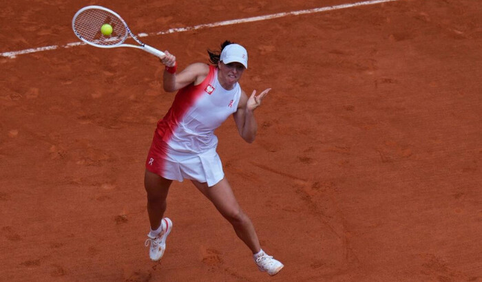 La polaca Iga Swiatek devuelve un tiro a la china Zheng Qinwen durante su partido de semifinales femeninas, en los Juegos Olímpicos de Verano de 2024, en el estadio de Roland Garros en París, Francia, el 1 de agosto de 2024. (Andy Wong/AP Foto)