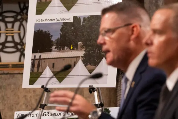 El director en funciones del Servicio Secreto estadounidense, Ronald Rowe, Jr. (2º dcha.), y el director adjunto del FBI, Paul Abbate (dcha.), muestran una foto de la posición del tirador en el Capitolio, el 30 de julio de 2024. (Roberto Schmidt/AFP vía Getty Images)