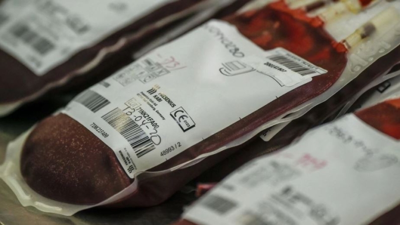 Vista de una bolsa de sangre en el banco de sangre de la Cruz Roja en Bogotá el 14 de abril de 2020. (Juan Barreto/AFP vía Getty Images)