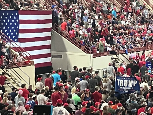 Seguidores del expresidente Donald Trump esperan su llegada durante un mitin de campaña en el New Hollard Arena de Harrisburg, Pensilvania, el 31 de julio de 2024. (Janice Hisle/The Epoch Times)