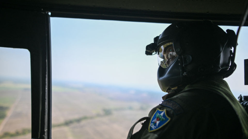 Un helicóptero de la policía en Puerto Quetzal, Escuintla, Guatemala, el 10 de febrero de 2024. (Johan Ordonez/AFP vía Getty Images)