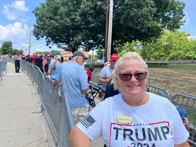 Sandra González, de 59 años, de York Haven, Pensilvania, se ofrece como voluntaria en un mitin a favor del expresidente Donald Trump en las afueras del New Holland Arena, en Harrisburg, Pensilvania, el 31 de julio de 2024. (Janice Hisle/The Epoch Times)