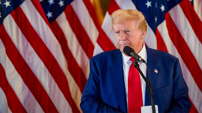 El expresidente y candidato presidencial republicano Donald Trump habla durante una rueda de prensa en la Torre Trump de Nueva York el 31 de mayo de 2024. (David Dee Delgado/Getty Images)
