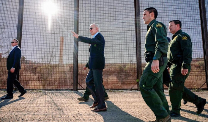 El presidente Joe Biden camina a lo largo de la valla fronteriza entre Estados Unidos y México en El Paso, Texas, el 8 de enero de 2023. (Jim Watson/AFP vía Getty Images)