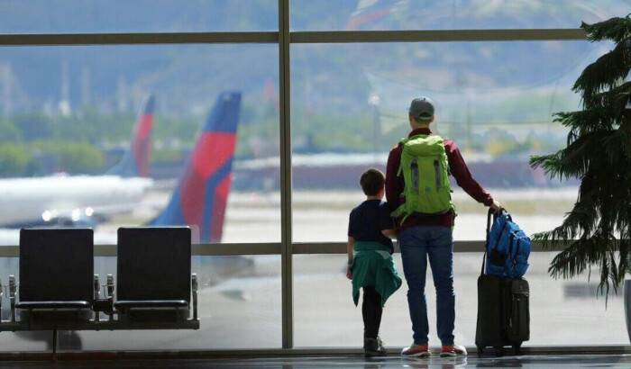 Los viajeros pasan por el Aeropuerto Internacional de Salt Lake City en Salt Lake City, Utah, el 24 de mayo de 2024. (Rick Bowmer/AP Foto)