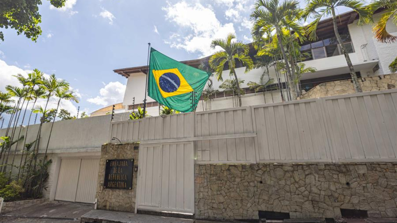 Fotografía que muestra la bandera de Brasil izada en la residencia del embajador de Argentina, este jueves 1 de agosto de 2024 en Caracas (Venezuela). EFE/ Henry Chirinos