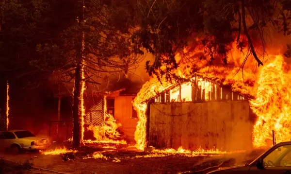 Una casa envuelta en llamas mientras el incendio Dixie arrasa Greenville, California, el 5 de agosto de 2021. (Josh Edelson/AFP vía Getty Images)