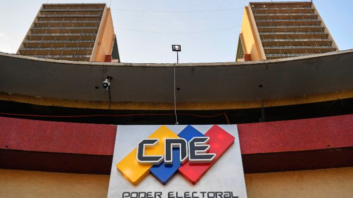 Foto de archivo de la fachada de un edificio del Consejo Nacional Electoral (CNE) venezolano, en Caracas, donde se guardan los equipos utilizados en los comicios. (FEDERICO PARRA/AFP vía Getty Images)