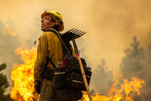 Las llamas crecen rápidamente mientras los bomberos establecen un contrafuego en el frente oriental del Park Fire cerca de Chico, California, el 28 de julio de 2024. (David McNew/Getty Images)