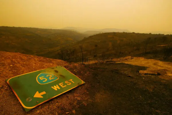 Una señal de la autopista 52 entre las colinas calcinadas por el incendio Cedar cerca de Lakeside, en San Diego, el 27 de octubre de 2003. (Donald Miralle/Getty Images)