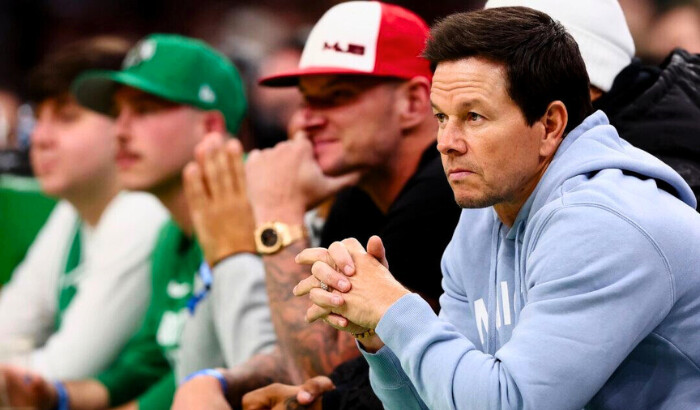 Mark Wahlberg observa desde una banca durante el primer cuarto del partido entre los Boston Celtics y los Indiana Pacers en Boston, Massachusetts, el 1 de noviembre de 2023. (Maddie Meyer/Getty Images)