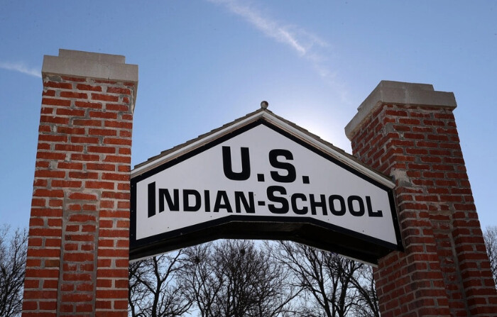 La entrada a la antigua Genoa U.S. Indian School en Genoa, Nebraska se ve el 21 de noviembre de 2021. (Stacy Revere/Getty Images)