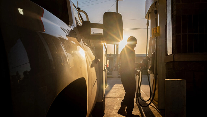 Una persona echa gasolina en una gasolinera, en esta imagen de archivo. (Brandon Bell/Getty Images)