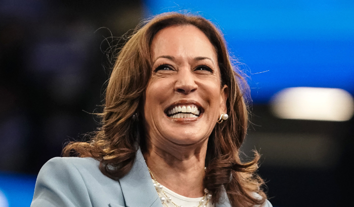 La vicepresidenta de EEUU y candidata demócrata a la presidencia en 2024, Kamala Harris, sonríe mientras sube al podio para hablar en un acto de campaña en Atlanta, Georgia, el 30 de julio de 2024. (ELIJAH NOUVELAGE/AFP vía Getty Images)