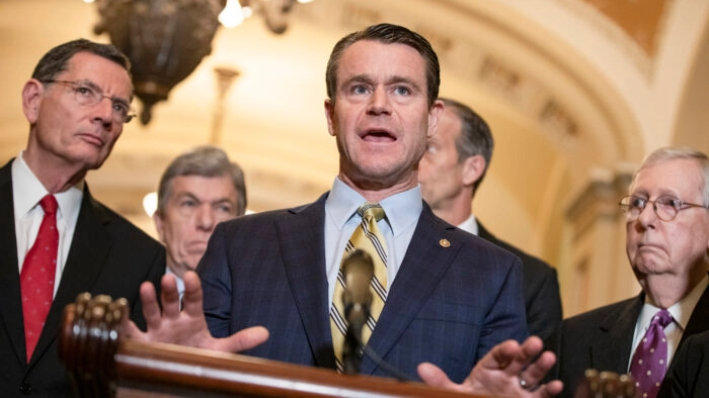 El senador Todd Young (R-Indiana), que presentó la Ley de Jueces de 2024, habla con los periodistas en Washington, el 10 de marzo de 2020. (Samuel Corum/Getty Images)