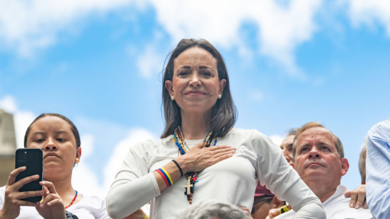 La líder opositora María Corina Machado mira con una mano en el pecho durante una protesta contra el resultado de las elecciones presidenciales del 30 de julio de 2024 en Caracas, Venezuela. (Alfredo Lasry R/Getty Images)