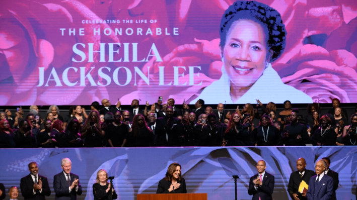 La vicepresidente y candidata demócrata a la presidencia en 2024, Kamala Harris, pronuncia el elogio fúnebre de la representante estadounidense Sheila Jackson Lee en la iglesia Fallbrook de Houston, Texas, el 1 de agosto de 2024. (MARK FELIX/AFP vía Getty Images)