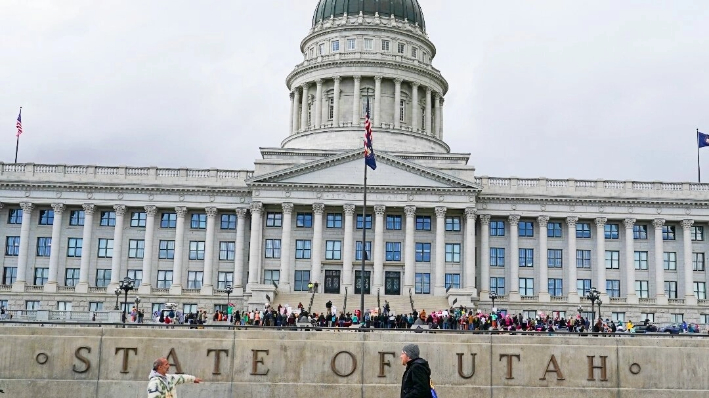 La gente se reúne en el Capitolio del estado de Utah para manifestarse en apoyo de la ampliación del acceso al aborto en Salt Lake City el 3 de mayo de 2022. (George Frey/Getty Images)
