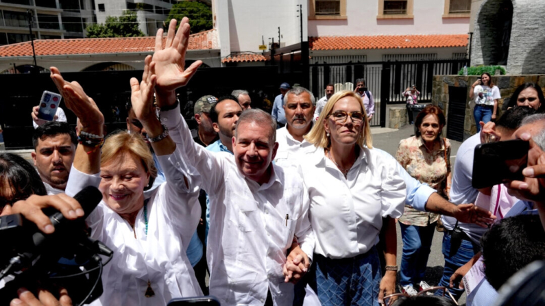 El candidato presidencial de la oposición venezolana, Edmundo González, gesticula mientras llega a un colegio electoral para votar en las elecciones presidenciales del país, en Caracas, Venezuela, el 28 de julio de 2024. (Alexandre Meneghini/Reuters)