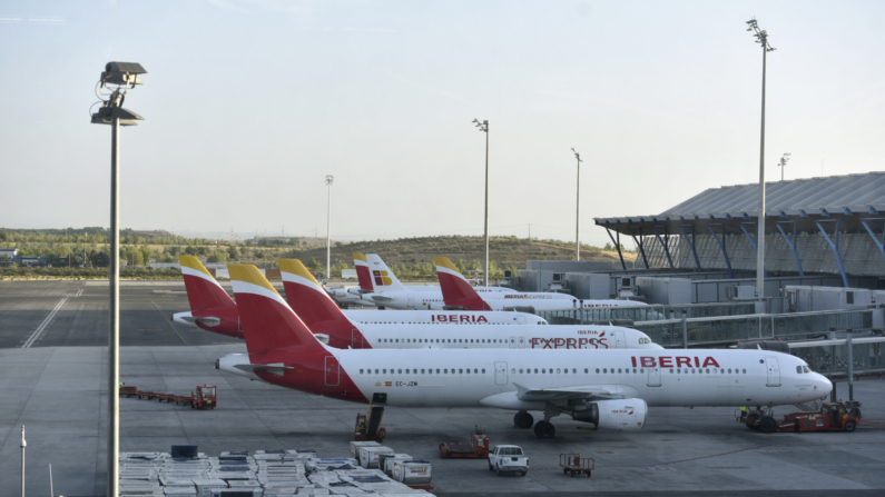 Aviones de la compañía Iberia en el madrileño aeropuerto de Barajas en una imagen de archivo. EFE/Fernando Villar