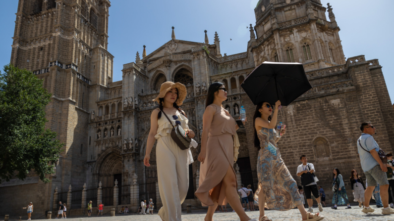 Varios turistas pasean por Toledo, el pasado 19 de julio. EFE/  Ángeles Visdómine