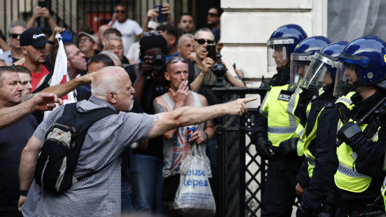 Manifestantes discuten con oficiales de policía durante la manifestación "Basta Ya" en Whitehall, frente a la entrada del 10 de Downing Street en el centro de Londres, el 31 de julio de 2024, en reacción a la respuesta del Gobierno ante los apuñalamientos mortales en Southport el 29 de julio. (BENJAMIN CREMEL/AFP via Getty Images)