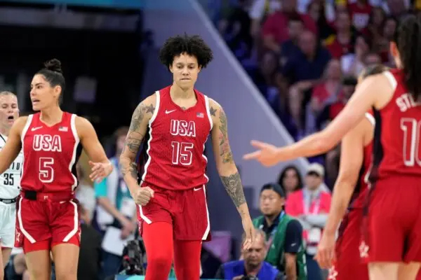 Brittney Griner (C), del equipo de Estados Unidos, reacciona tras recibir una falta durante un partido de baloncesto femenino contra Bélgica en los Juegos Olímpicos de Villeneuve-d'Ascq, Francia, el 1 de agosto de 2024. (Michael Conroy/Foto AP)