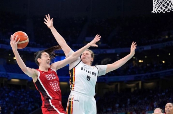 Breanna Stewart, del equipo de Estados Unidos, lanza a canasta contra Kyara Linskens, de Bélgica, durante un partido de baloncesto femenino de los Juegos Olímpicos en Villeneuve-d'Ascq, Francia, el 1 de agosto de 2024. (Michael Conroy/Foto AP)