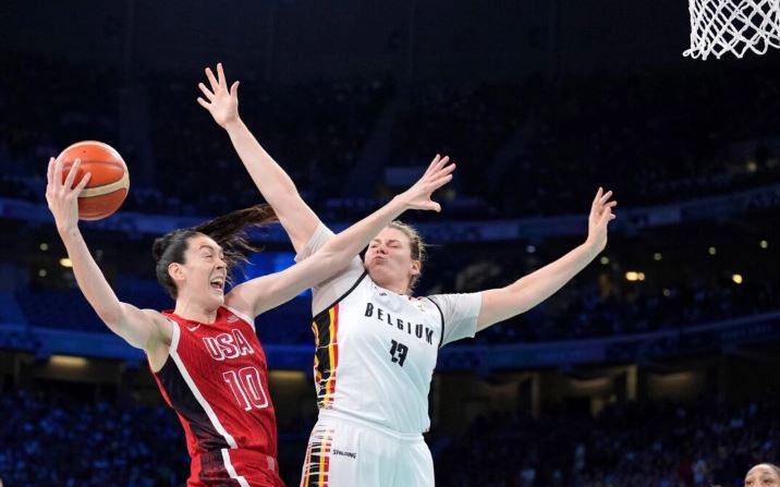 Breanna Stewart, del equipo de Estados Unidos, lanza a canasta contra Kyara Linskens, de Bélgica, durante un partido de baloncesto femenino de los Juegos Olímpicos en Villeneuve-d'Ascq, Francia, el 1 de agosto de 2024. (Michael Conroy/Foto AP)