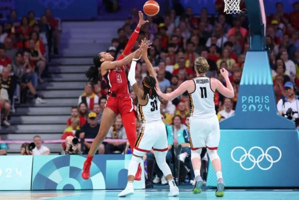 A'Ja Wilson, #9 del Equipo de EE. UU. lanza sobre Maxuella Lisowa Mbaka, #31 del Equipo de Bélgica, durante un partido de baloncesto femenino entre Estados Unidos y Bélgica en los Juegos Olímpicos de París 2024 en el Stade Pierre Mauroy en Lille, Francia, el 1 de agosto de 2024. (Gregory Shamus/Getty Images)