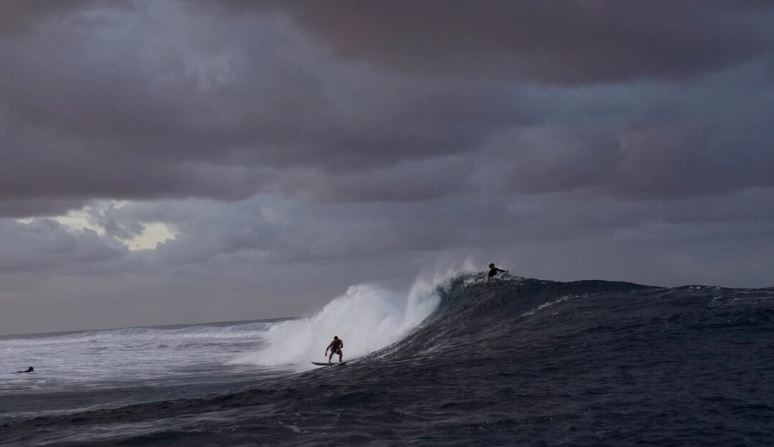 Kauli Vaast, de Francia, entrena antes de la ronda de cuartos de final de la competición de surf de los Juegos Olímpicos de Verano 2024 en Teahupo'o, Tahití, el 1 de agosto de 2024. (Gregory Bull/Foto AP)